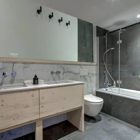 Newly Renovated Chalet Up To 12 Guests With Jacuzzi & Sauna *